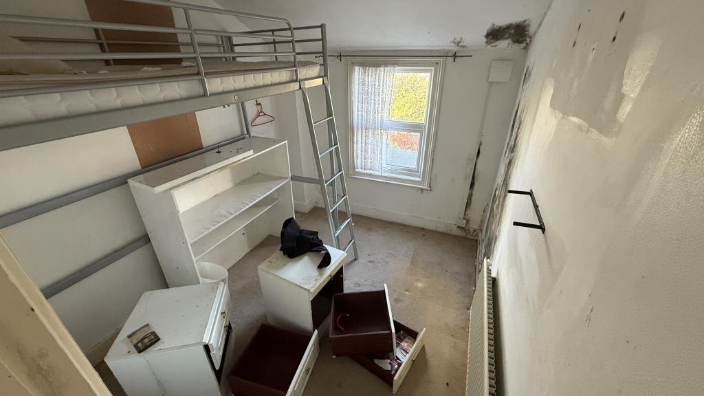 Lot: 147 - HOUSE IN NEED OF IMPROVEMENT WITH RENTAL POTENTIAL - Internal image of bedroom 3 from bedroom 2